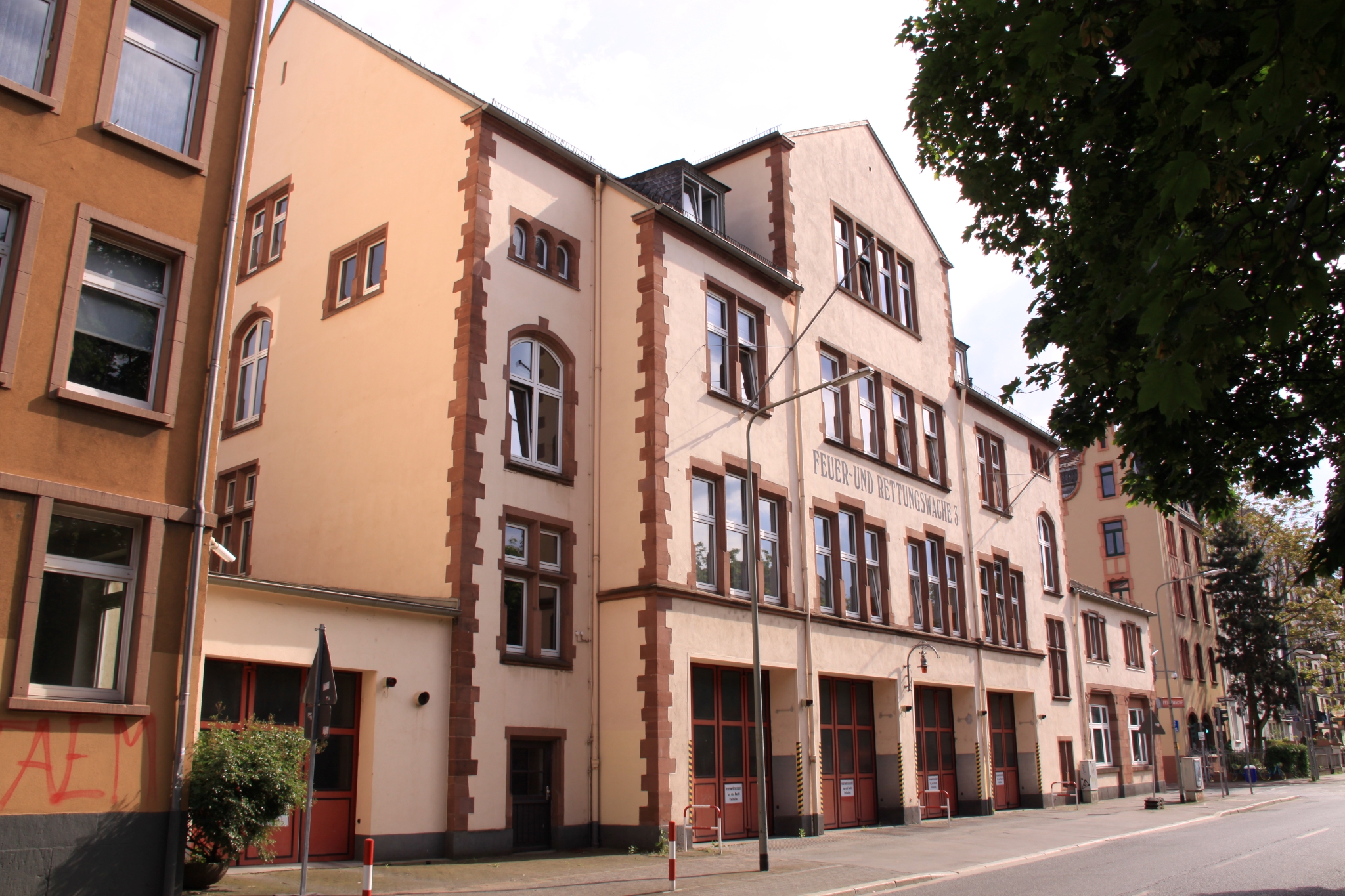 Historische Feuer- und Rettungswache 2 (Baujahr 1901) - noch in Betrieb bis zum Neubau ab 2026 | Foto © Feuerwehr Frankfurt