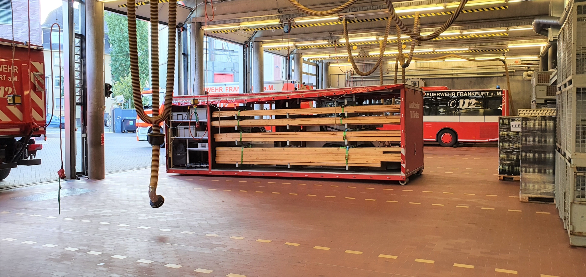 Fahrzeughalle Berufsfeuerwehr | Foto © BKRZ GmbH & Co. KG Fahrzeughalle Berufsfeuerwehr | Foto © BKRZ GmbH & Co. KG