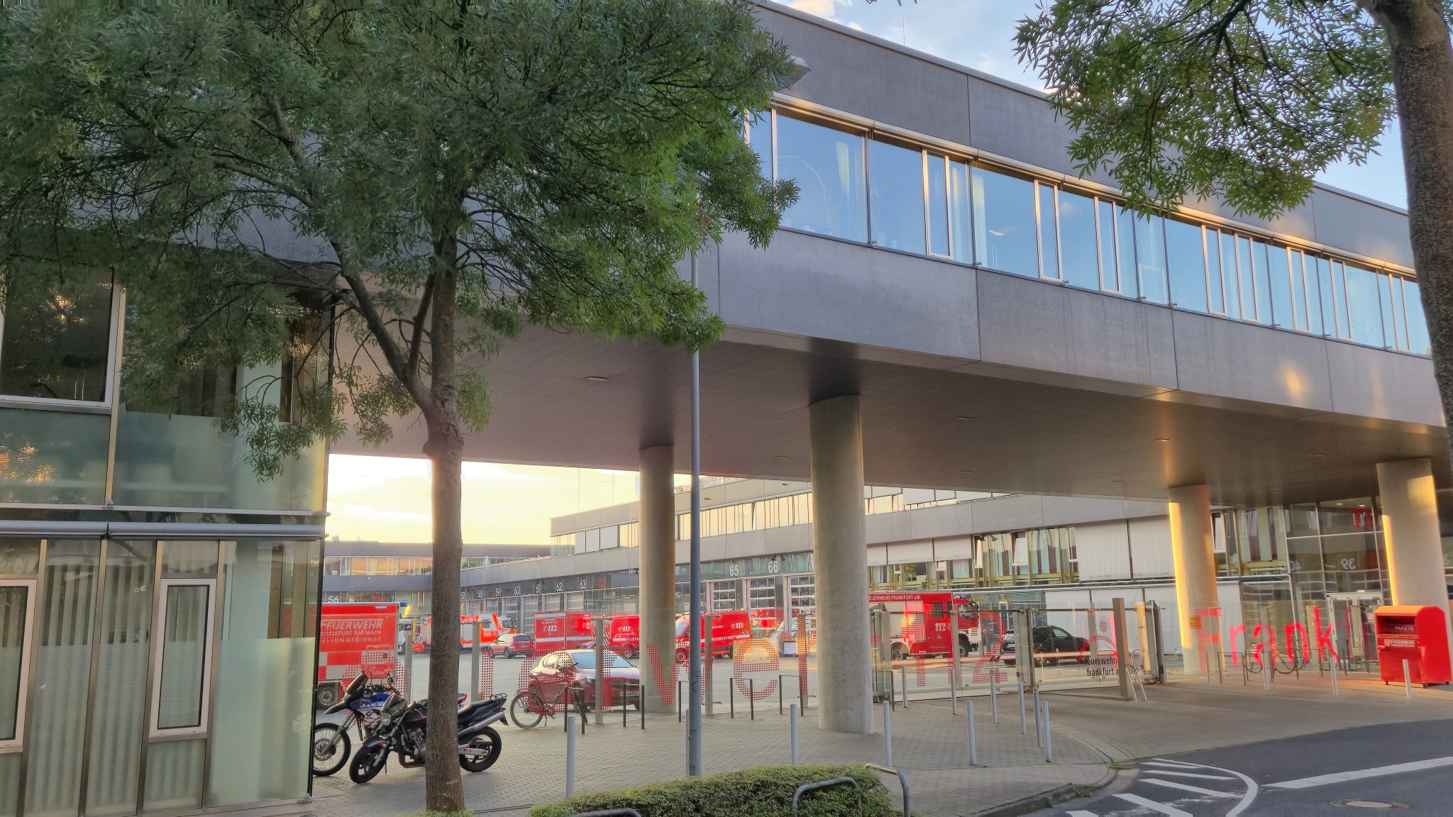 Brandschutz-, Katastrophenschutz- und Rettungsdienstzentrum (BKRZ) Frankfurt a.M. | Einfahrt | Foto © BKRZ GmbH & Co. KG Brandschutz-, Katastrophenschutz- und Rettungsdienstzentrum (BKRZ) Frankfurt a.M. | Einfahrt | Foto © BKRZ GmbH & Co. KG