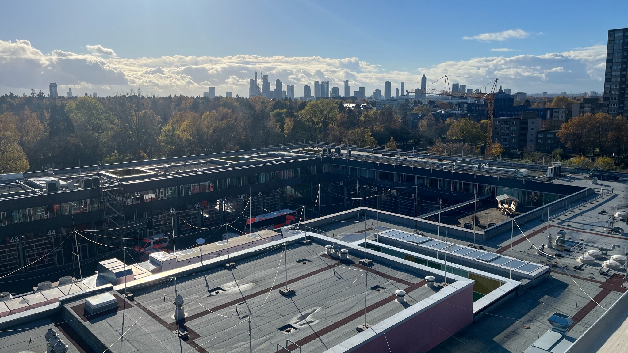 Brandschutz-, Katastrophenschutz- und Rettungsdienstzentrum (BKRZ) mit Skyline von Frankfurt am Main | Foto © BKRZ GmbH & Co. KG