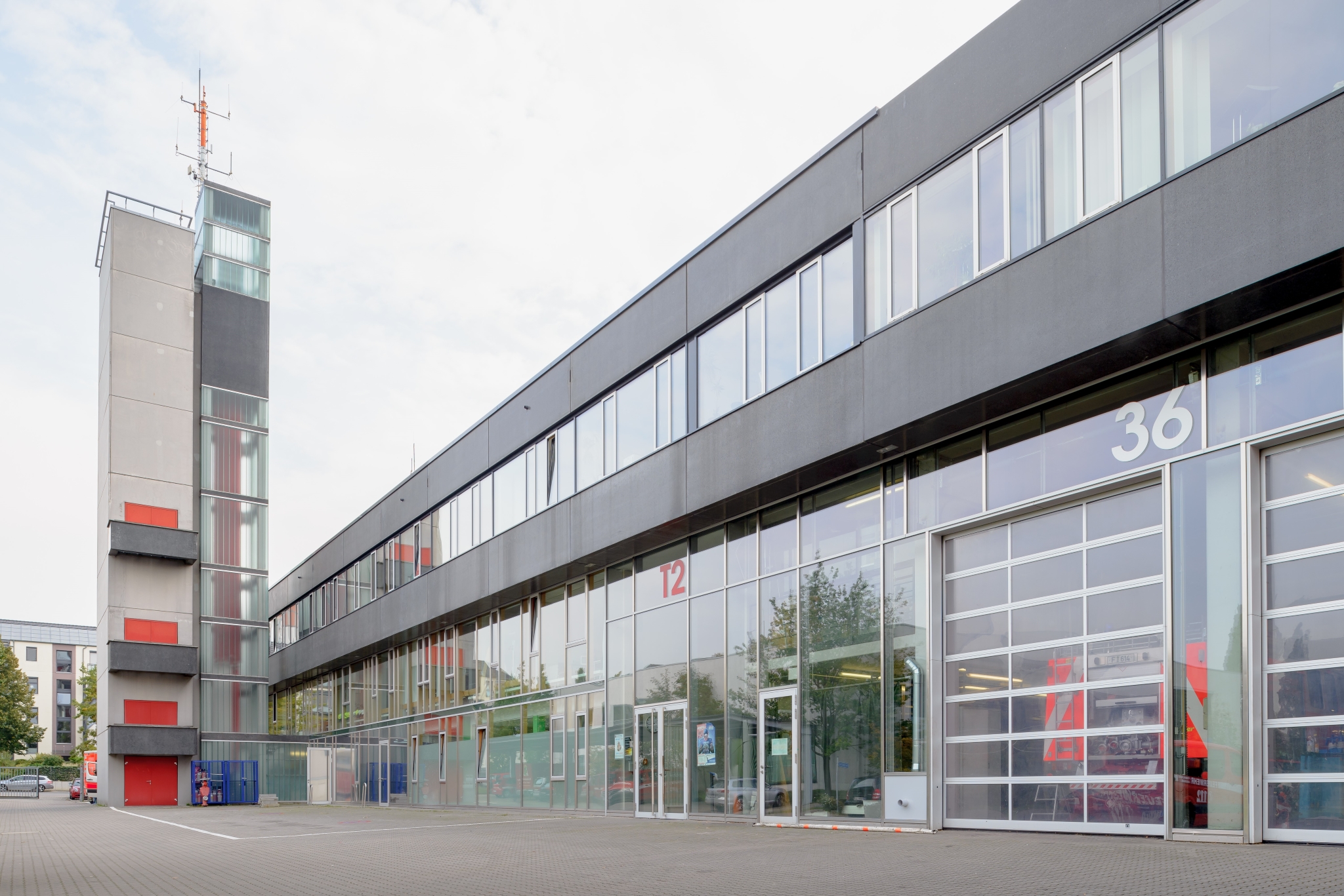 Brandschutz-, Katastrophenschutz- und Rettungsdienstzentrum (BKRZ) mit Schlauchturm | Foto © Christoph Kraneburg