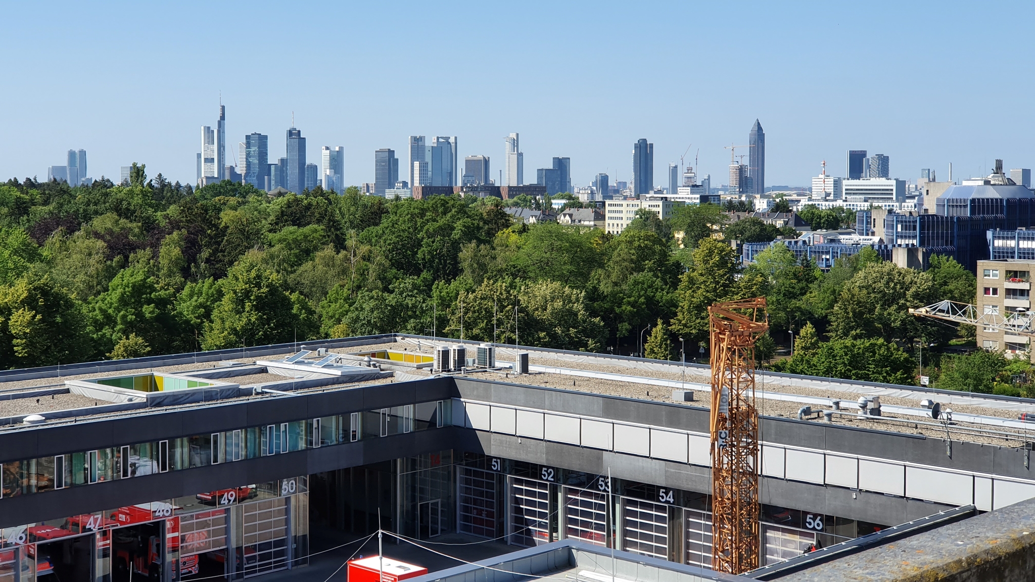 Brandschutz-, Katastrophenschutz- und Rettungsdienstzentrum (BKRZ) Frankfurt am Main mit Feuer- und Rettungswache 1 und Skyline im Hintergrund | Foto © BKRZ GmbH & Co. KG