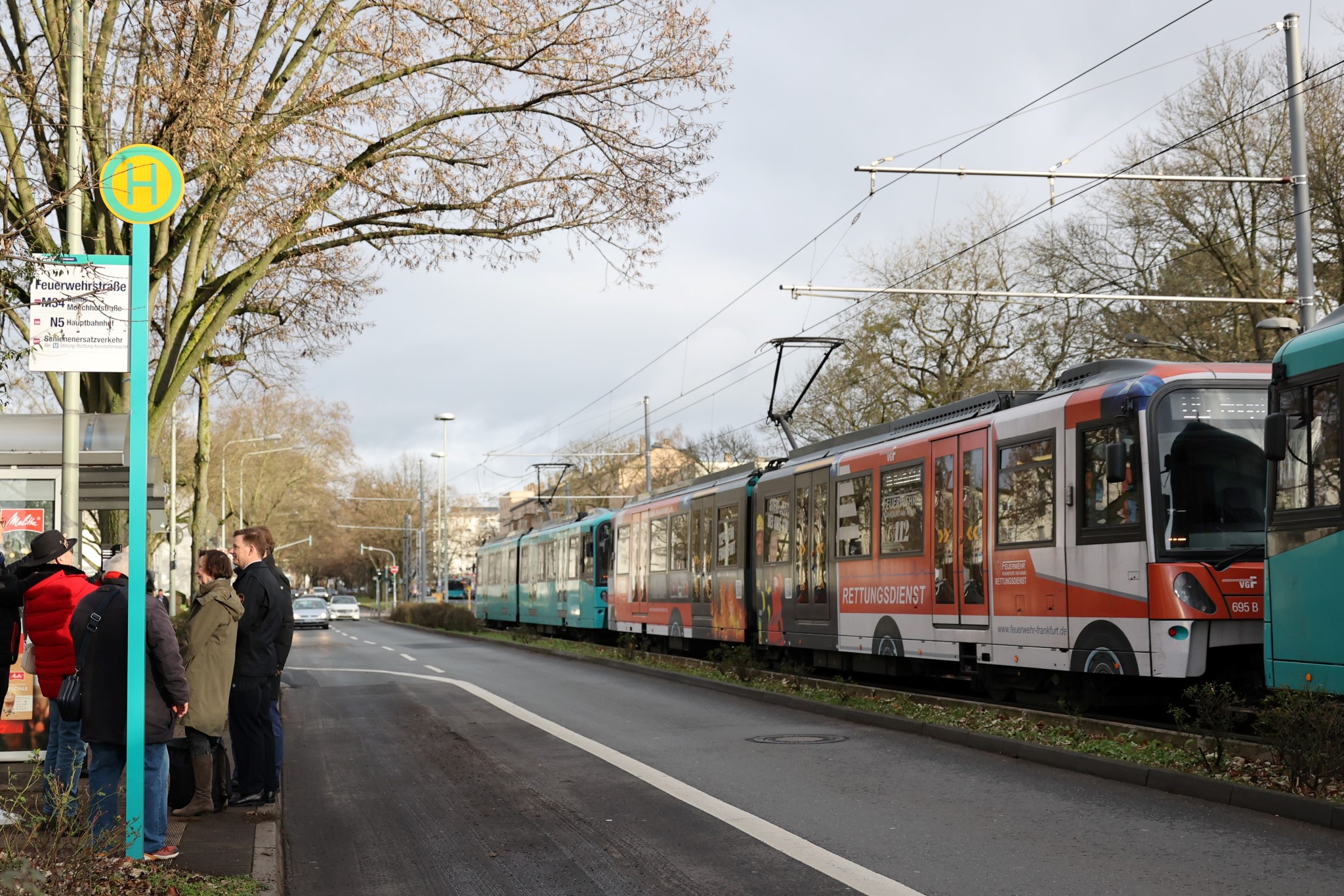 Haltestelle "Feuerwehrstraße" mit U-Bahn-Wagen "Feuerwehr + Rettungsdienst" | © Feuerwehr Frankfurt am Main