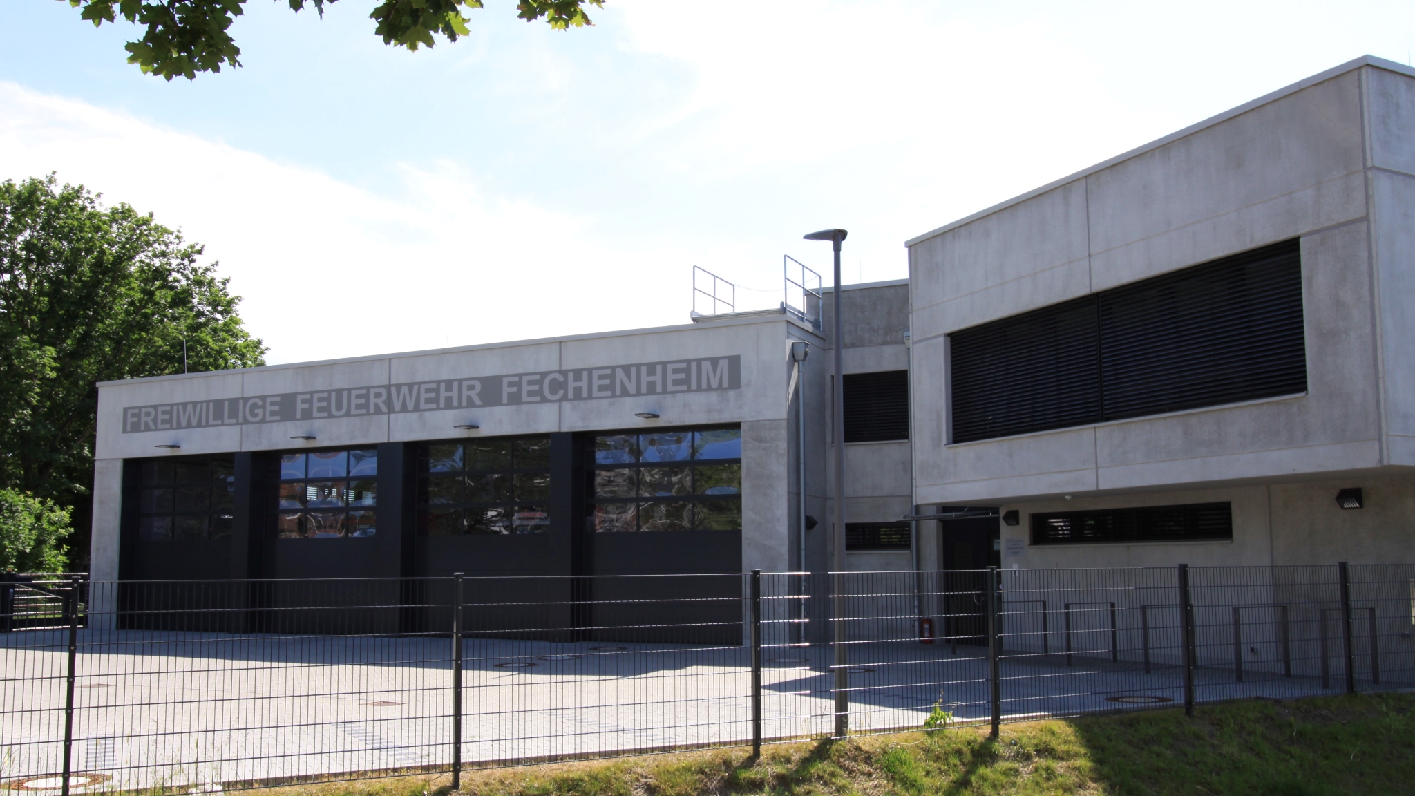 Feuerwehrhaus der Freiwilligen Feuerwehr Fechenheim | Neubau 2022 | © Moos Planungs GmbH | Foto © Feuerwehr Frankfurt am Main