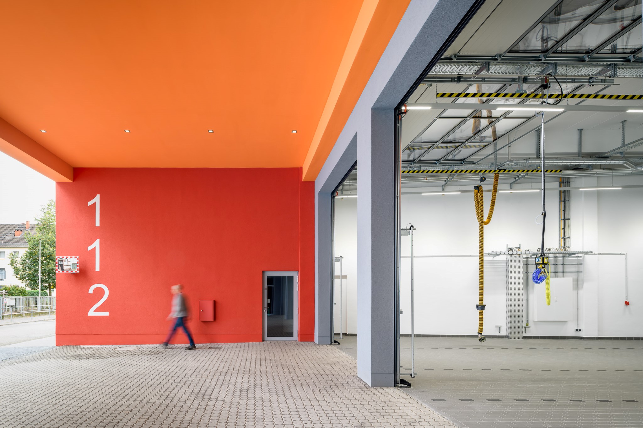 Neues Feuerwehrhauses der FF Griesheim | Ausfahrt Fahrzeughalle | Foto © Moritz Bernoully Neues Feuerwehrhauses der FF Griesheim | Ausfahrt Fahrzeughalle | Foto © Moritz Bernoully