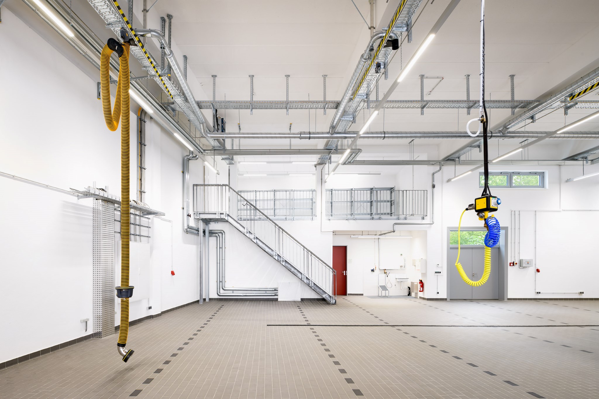 Neues Feuerwehrhaus der FF Griesheim | Fahrzeughalle | Foto © Moritz Bernoully