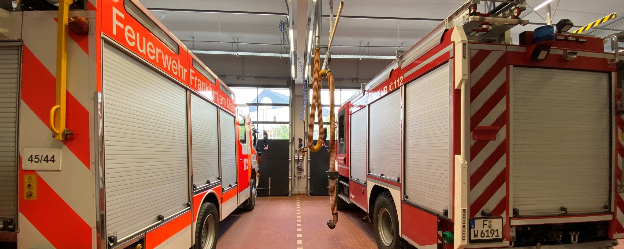 Feuerwehrhaus der Freiwilligen Feuerwehr Fechenheim | Fahrzeughalle | Neubau 2022 | © Moos Planungs GmbH | Foto  © BKRZ GmbH & Co. KG