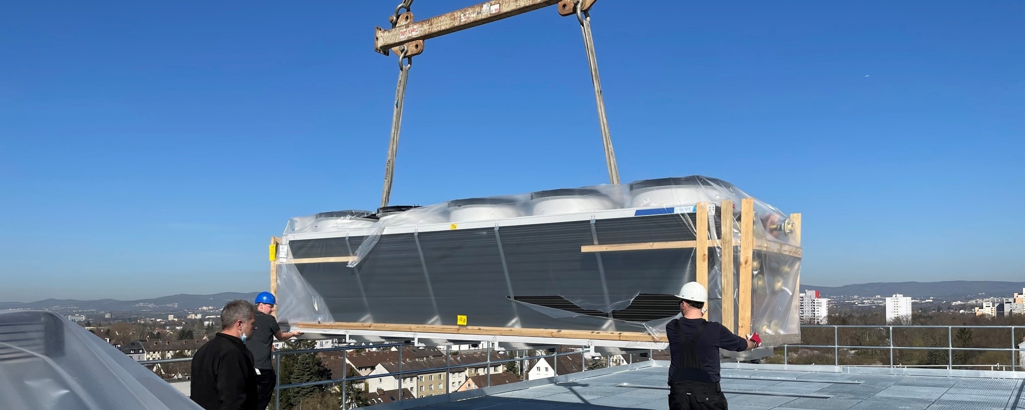 Installation einer Rückkühlanlage auf dem Dach des Feuerwehr-Rettungs-Trainings-Centers (FRTC) | Foto © BKRZ GmbH & Co. KG