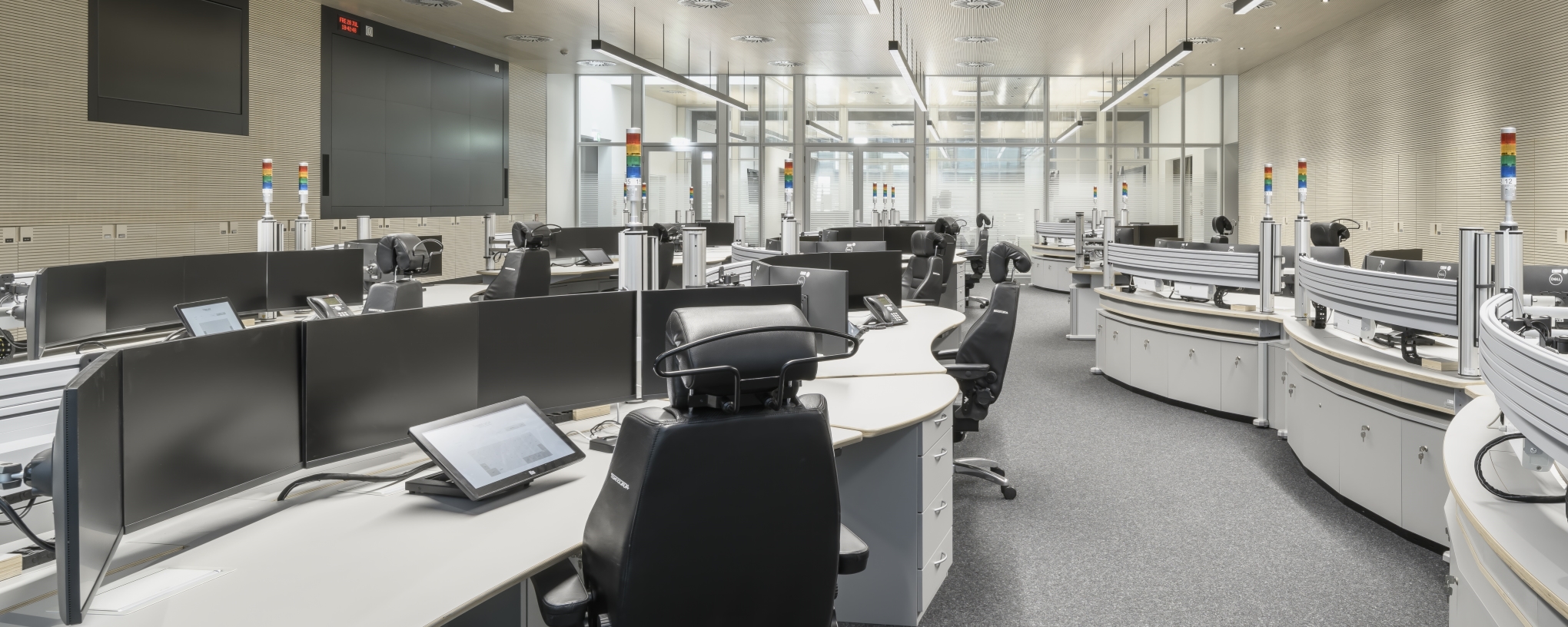 Zentrale Leitstelle der Branddirektion nach dem Umbau 2023 | © KÖLLING ARCHITEKTEN Part GmbB | Foto © Moritz Bernoully