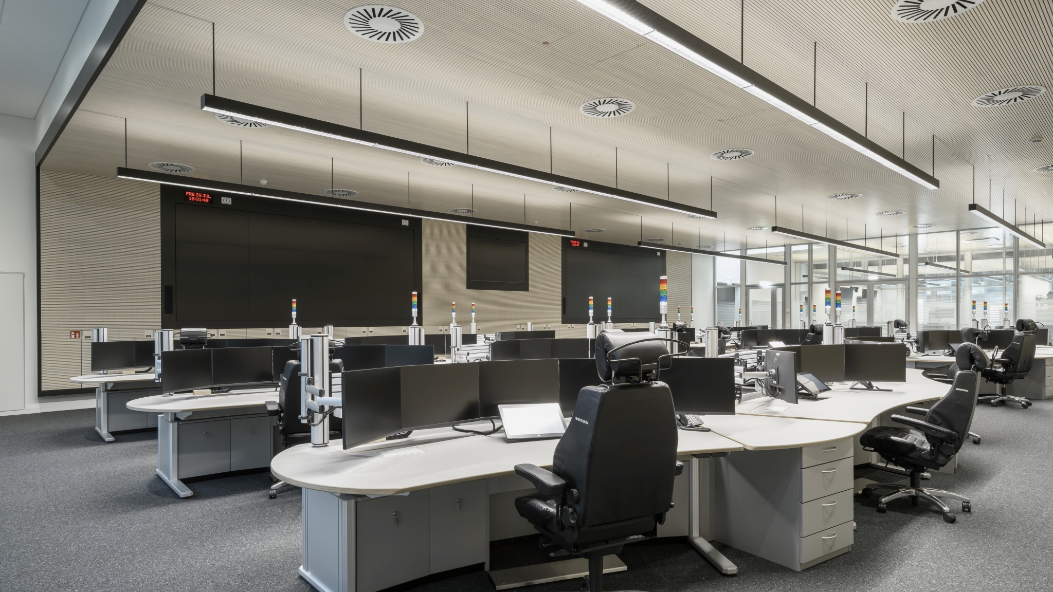 Umbau der Zentralen Leitstelle im BKRZ | mit Disponententischen | Foto © Moritz Bernoully